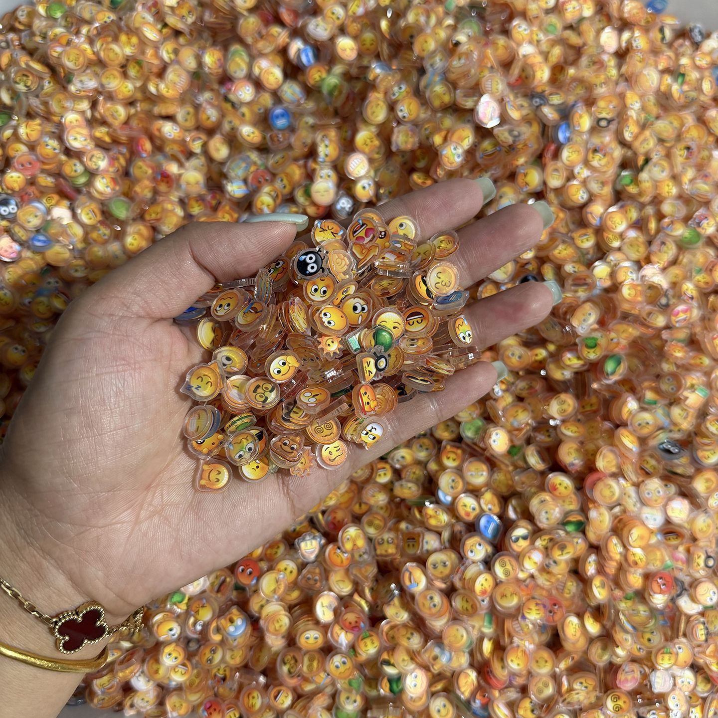 new arrival 1cm emoji acrylic  - đánh giá và giá Acrylic Cosplay Prop